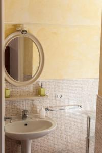 uma casa de banho com um lavatório e um espelho em Monolocale Marola em La Spezia