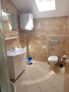 Ένα μπάνιο στο Apartments Palaca Sunca