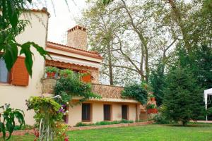 a house with flowers on the side of it at Villa Bettina in Olympiada