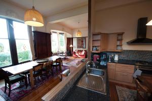 una cucina e un soggiorno con divano e tavolo di Warriston Apartment at Holm Park a Moffat