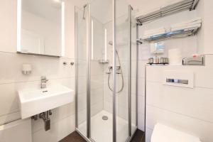een badkamer met een douche en een wastafel bij Apartment Traveblick in Lübeck