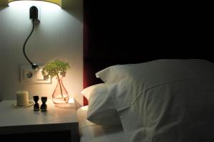 Łóżko lub łóżka w pokoju w obiekcie Hotel Gran Proa Playa Raxó
