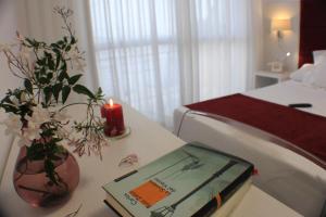 Łóżko lub łóżka w pokoju w obiekcie Hotel Gran Proa Playa Raxó