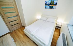 Un ou plusieurs lits dans un hébergement de l'établissement Apartamenty EverySky - Osiedle Podgórze 1D