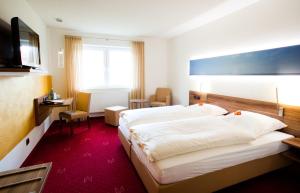 Postel nebo postele na pokoji v ubytování Hotel Im Schützenhof, Jever