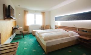 Postel nebo postele na pokoji v ubytování Hotel Im Schützenhof, Jever