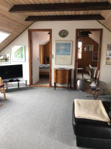 ein Wohnzimmer mit einem Sofa und einem Tisch in der Unterkunft Oasen in Skagen