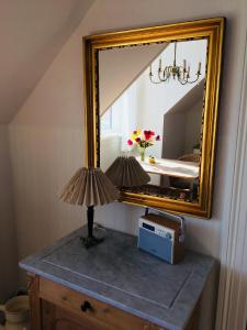 a mirror and two lamps on a dresser in a room at Villa Vendel B&B in Løkken