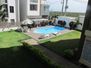 Utsikt över poolen vid Mahina Luxury 2 Bedroom Apartment with Pool eller i närheten
