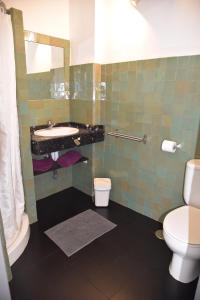 タリファにあるTriplex T2 SOUTH APARTMENTのバスルーム(洗面台、トイレ付)