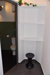 タリファにあるTriplex T2 SOUTH APARTMENTのバスルーム(トイレ、スツール付)