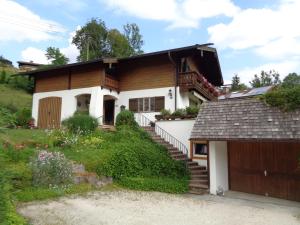 ein Haus mit einem Tor und einer Garage in der Unterkunft Haus Walch in Schönau am Königssee