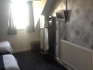 1 dormitorio con cama y espejo en la pared en George & Dragon, en Coleshill