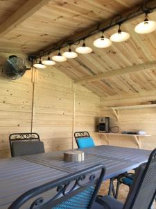 a room with a table and chairs in a cabin at L'Atelier Zen in Sarreguemines