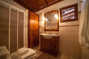 A bathroom at Villas Los Torres I