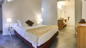 um quarto com uma cama grande num quarto em Hotel Secrets Priorat em Falset