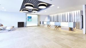 an office with a meeting room with desks and chairs at HOTEL MYSTAYS Haneda in Tokyo