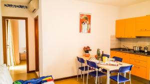 A kitchen or kitchenette at Condominio Simma 2