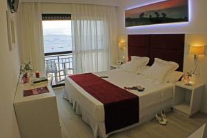 Łóżko lub łóżka w pokoju w obiekcie Hotel Gran Proa Playa Raxó