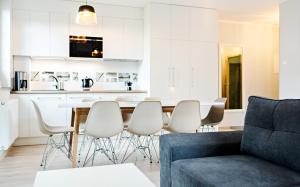 Kuchyňa alebo kuchynka v ubytovaní Apartamenty EverySky - Osiedle Podgórze 1D-27