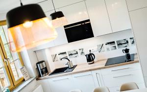 Kuchyňa alebo kuchynka v ubytovaní Apartamenty EverySky - Osiedle Podgórze 1D-27
