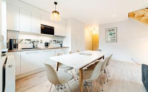 Kuchyňa alebo kuchynka v ubytovaní Apartamenty EverySky - Osiedle Podgórze 1D-27