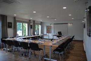 uma grande sala de conferências com uma mesa longa e cadeiras em Campanile Creil - Villers-Saint-Paul em Villers-Saint-Paul