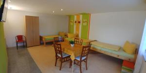 een woonkamer met een bank en een tafel en stoelen bij Ferienwohnung Belisa in Burgau