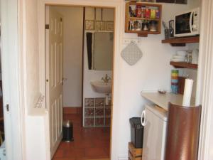 La petite salle de bains est pourvue d'un lavabo et de toilettes. dans l'établissement Farmer Annekset Ravning, à Bredsten