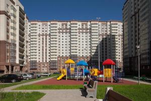 モスクワにあるApartment Hanaka Domodedovo 20の大きな建物のある都市の遊び場