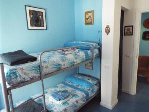 カステッランマーレ・デル・ゴルフォにあるLe Case di VirGin 2の青い壁の客室で、二段ベッド2台が備わります。