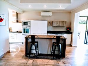 U San Daniellu villas et chambres的厨房或小厨房