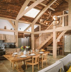 una sala da pranzo con tavolo in legno e una cucina di Cairngorm Lodge ad Aviemore