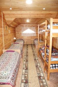 RybalkaにあるZagorodnyy domのキャビン内の二段ベッド4台が備わる客室です。
