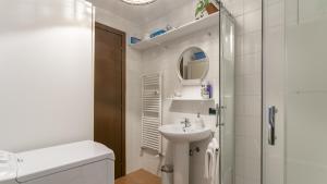bagno bianco con lavandino e doccia di Spazio Isola- free WiFi a Milano