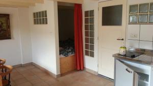 uma cozinha com uma porta que leva a um armário em studio-appartement in paardenstal em Colijnsplaat