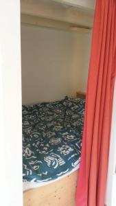 מיטה או מיטות בחדר ב-studio-appartement in paardenstal