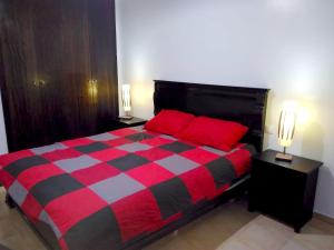 Postel nebo postele na pokoji v ubytování Chez Younès Appartement Marina Saidia Ap2 + 41 fotografií