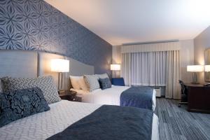 Postel nebo postele na pokoji v ubytování Best Western PLUS Franklin Square Inn