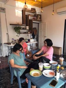 een groep vrouwen die rond een tafel zitten bij Baan Bon Resort Bang Tabun in Phetchaburi