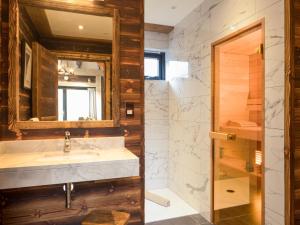 uma casa de banho com um lavatório e um espelho em Macdui Lodge em Aviemore