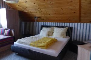 una camera con letto e soffitto in legno di Orwa Vendégház a Zalakaros