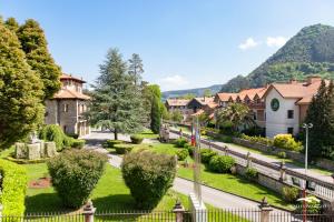 une rue dans un village avec des maisons et des arbres dans l'établissement Apartamentos Puente Viesgo Viviendas Rurales, à Puente Viesgo