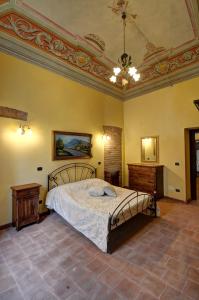 een slaapkamer met een groot bed en een plafond bij Palazzo Centro Alloggi Vacanza in Nizza Monferrato