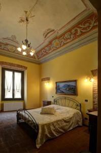 een slaapkamer met een bed en een plafond bij Palazzo Centro Alloggi Vacanza in Nizza Monferrato