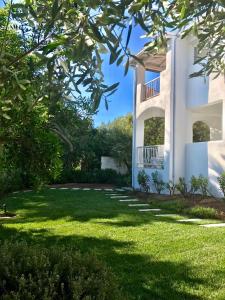 A garden outside Boutique Art Villa Maria