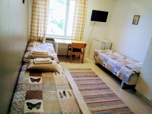 Tempat tidur dalam kamar di Hostel Vanha Koulu