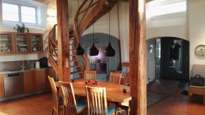 eine Küche und ein Esszimmer mit einem Holztisch und Stühlen in der Unterkunft Windmühle Catharina in Oldenswort