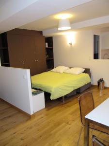 パリにあるVilla Censier - Apt 2/4 pers. Quartier Latinのベッドルーム1室(黄色い毛布付きのベッド1台付)