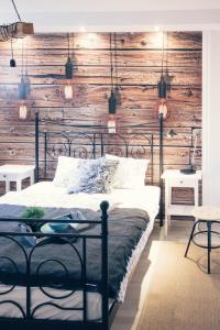 ポロニンにあるApartament PREMIUM Blankaの木製の壁のベッドルーム1室(ベッド1台付)